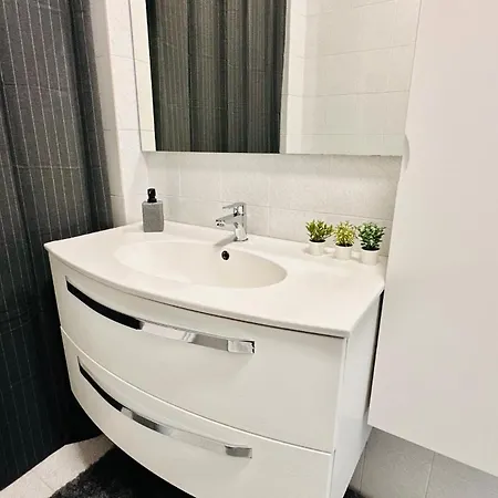 Gablar House アパート アルバ